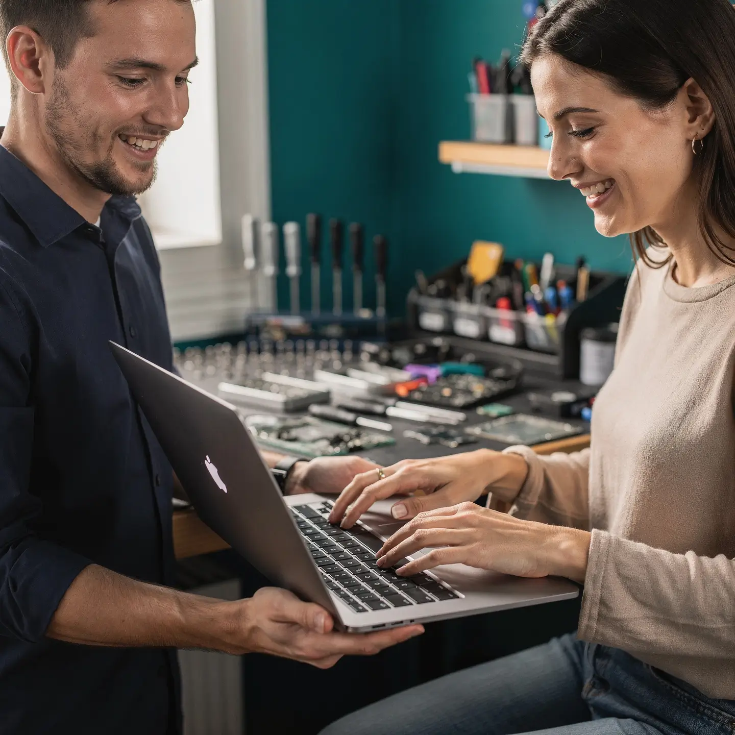 Client testant son MacBook Pro avec clavier neuf à l'atelier Réparation MAC Bruxelles