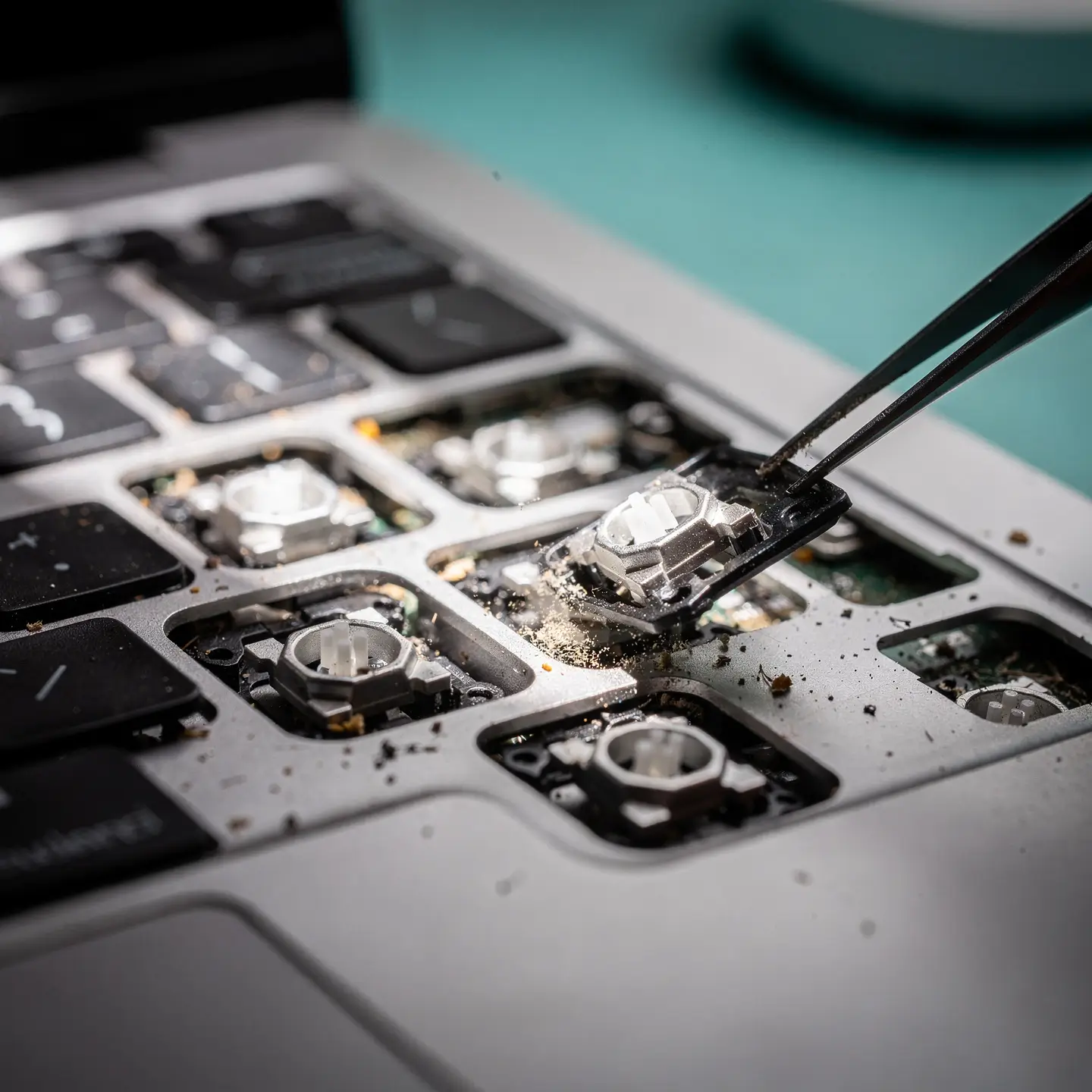 Vue rapprochée d'un clavier MacBook Pro avec touches manquantes et rétroéclairage visible