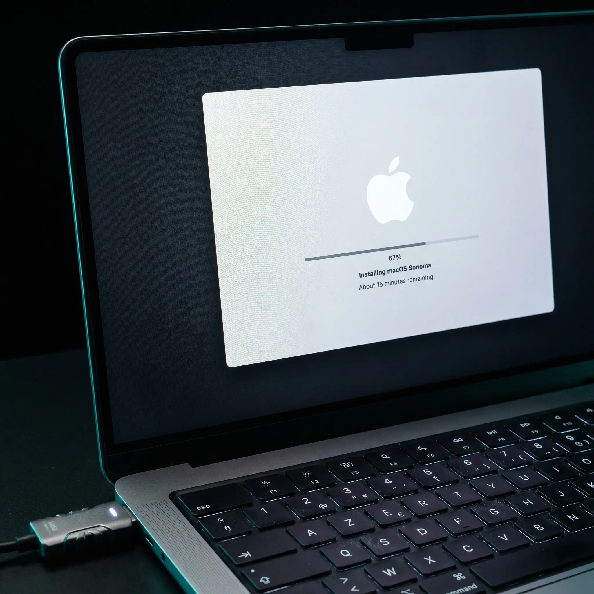 Écran MacBook affichant le logo Apple et la barre de progression d'installation macOS